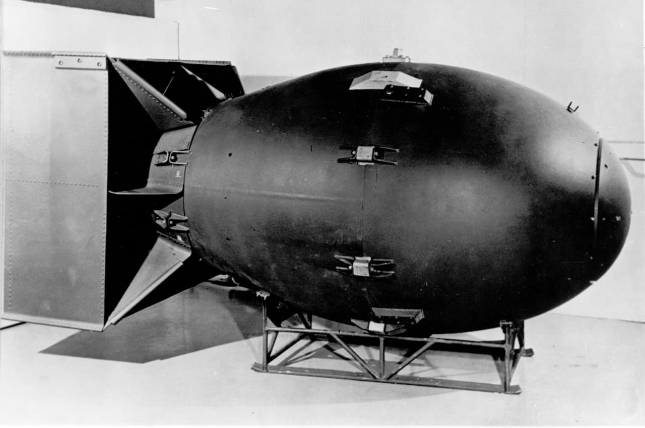 Este es el tipo de bomba atómica que explotó sobre Nagasaki, según la Comisión de Energía Atómica y el Departamento de Defensa cuando publicó esta foto en 1960. ‘Fat man’, tenía 60 pulgadas de diámetro y 128 pulgadas de largo.