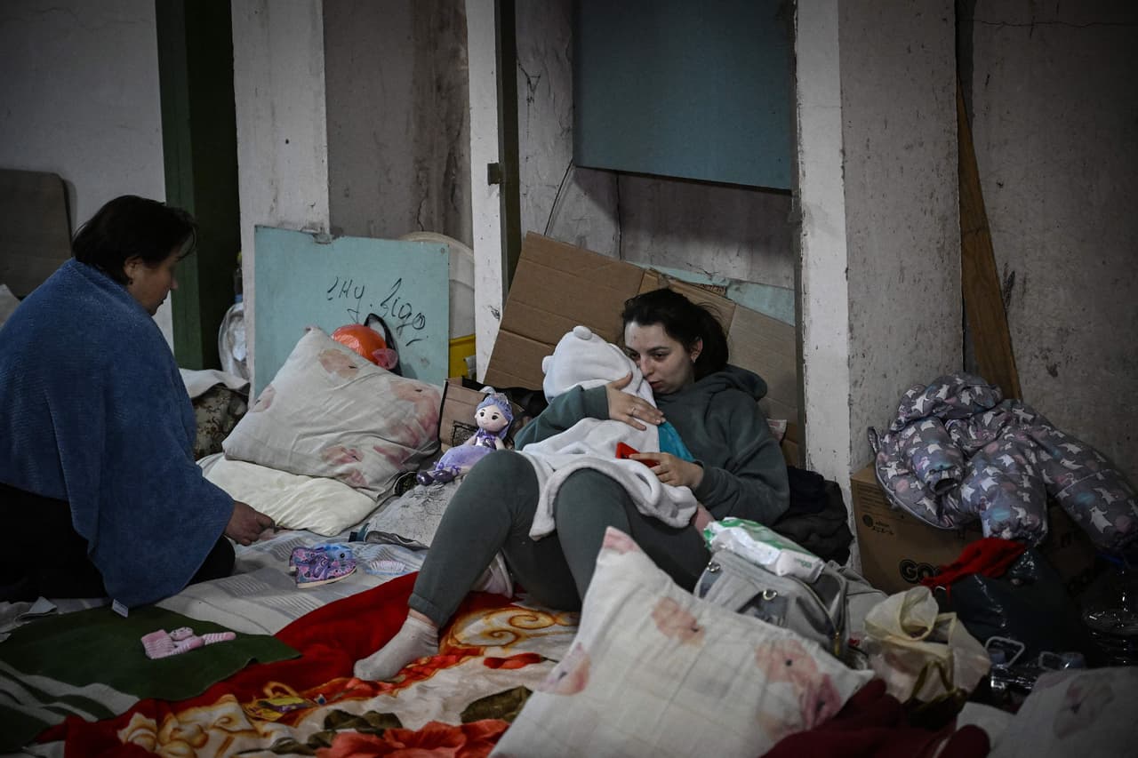 Los niños hospitalizados en un centro pediátrico de Kiev fueron reubicados en el sótano del edificio. 28 de febrero.
<br>