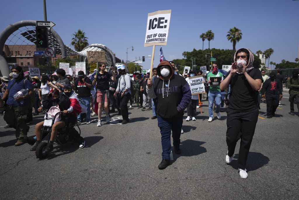 Durante el fin de semana, miembros del Sindicato Internacional de Empleados de Servicios (SEIU), tanto en Los Ángeles como en otras ciudades de Estados Unidos, 
<b><a href="https://www.univision.com/local/los-angeles-kmex/por-que-fue-arrestado-el-lider-sindical-david-huerta-durante-una-redada-de-ice-en-los-angeles" target="_blank">exigieron con manifestaciones la liberación de Huerta</a></b>, al igual que la del resto de los detenidos en las redadas de ICE.