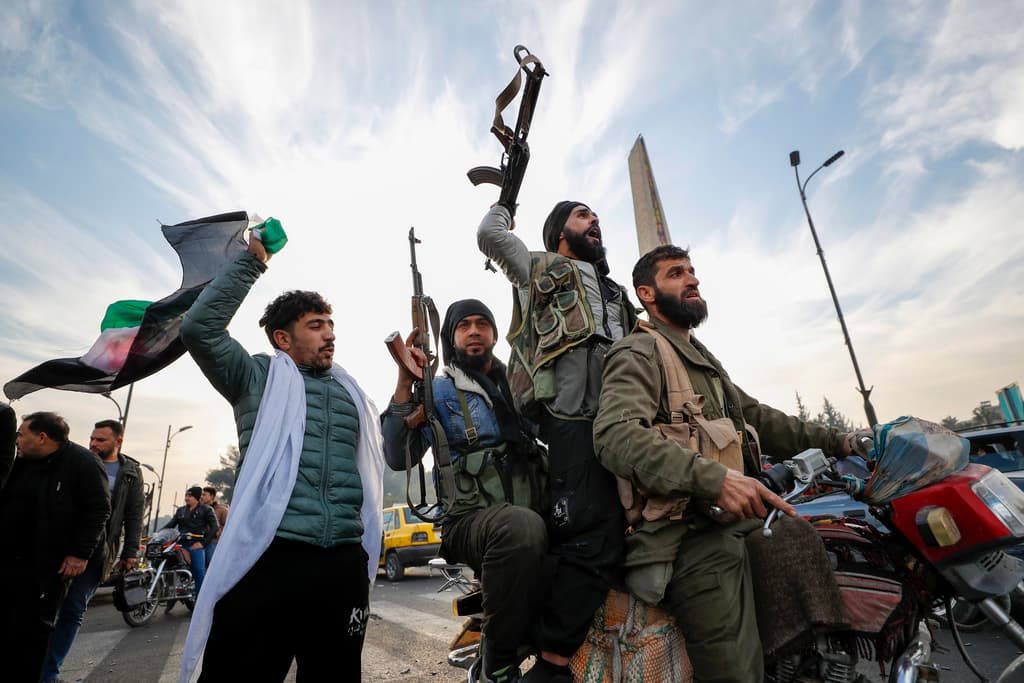 Grupos insurgentes en la capital de Siria, Damasco, el 8 de diciembre de 2024. El 
<a href="https://www.univision.com/noticias/falso-imagen-bashar-al-assad-llegada-rusia-pedir-asilo">fin de la era de Bashar al-Assad en Siria</a> llegó tras 11 años de una guerra civil en la que confluyen poderosos intereses, tanto de EEUU e Israel, como de Irán y Rusia. Los insurgentes tienen integrantes de alto perfil, enlistados como terroristas por EEUU: se abre una nueva fase incierta. 
<a href="https://www.univision.com/noticias/por-que-tras-invadir-gaza-y-libano-israel-ataca-ahora-a-siria-te-explicamos-video">En medio de la revuelta, Israel invadió territorio sirio, diciendo que es por temas de seguridad.</a>
