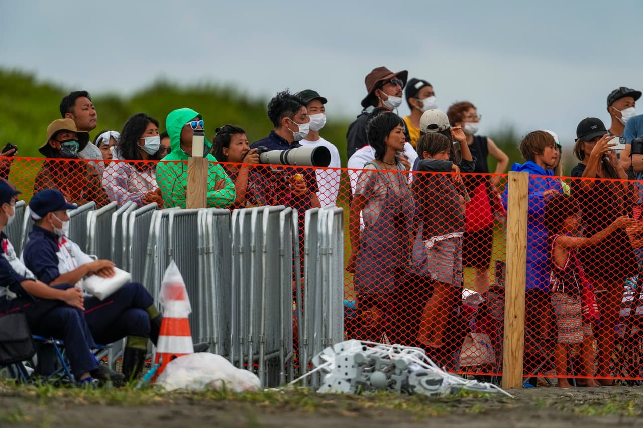 Los japoneses de Tokio y sus alrededores están encontrando formas para ver las competiciones. En la fotografía, un grupo de personas observan la final de surf de los 
<a href="https://www.univision.com/deportes/temas/juegos-olimpicos">Juegos Olímpicos</a>.