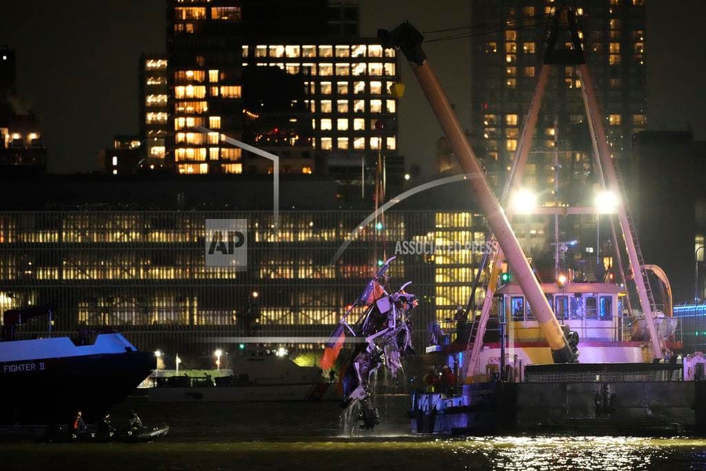 <h2 class="cms-H2-H2">2025: Cae helicóptero que transportaba a turistas españoles</h2>
<br>
<br>Una 
<b>familia española que visitaba Nueva York falleció</b> 
<b><a href="https://www.youtube.com/watch?v=1lITh9jQgmA" target="_blank">al caer el helióptero en el que viajaban mientras conocían la ciudad</a></b> desde los aires este jueves 10 de abril.
<br>
<br>Las víctimas fueron identificadas como 
<b>Agustín Escobar, su esposo Merce Camprubí Montal y sus tres hijos, de 4, 5 y 11 años; así como el piloto Seankese Johnson.</b>
<br>
<br>
<b><a href="https://www.univision.com/local/nueva-york-wxtv/familia-muere-accidente-helicoptero-hudson-nueva-york">La familia a bordo, de origen español</a></b>
<a href="https://www.univision.com/local/nueva-york-wxtv/familia-muere-accidente-helicoptero-hudson-nueva-york">,</a> estaba celebrando el cumpleaños de uno de los niños.
<br>
<br>El helióptero cayó al Río Hudson, cerca del West Village, en Lower Manhattan, al menos 17 minutos después de que despegara.