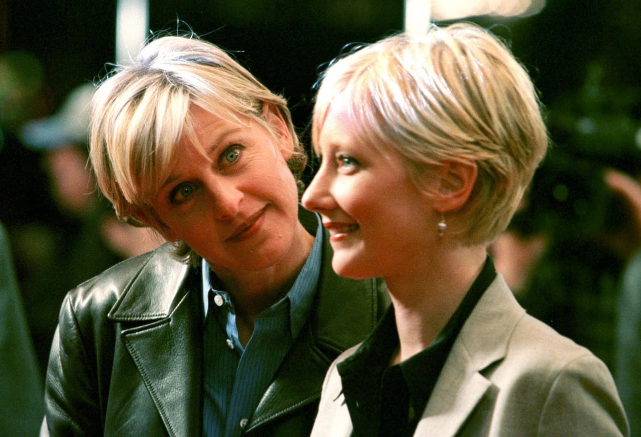 La actriz tenía 53 años. Mantuvo un sonado romance con la presentadora y comediante 
<a href="https://www.univision.com/temas/ellen-degeneres">Ellen DeGeneres</a> comenzado en 1997, siendo una de las primeras parejas abiertamente gay de Hollywood. Se separaron en el año 2000, tres años y medio después de haber iniciado su relación. Heche se identificaba como bisexual. 
<br>
<br>DeGeneres se despidió así en sus redes sociales: "Este es un día triste. Mando a los hijos de Anne, a su familia y a sus amigos todo mi amor".