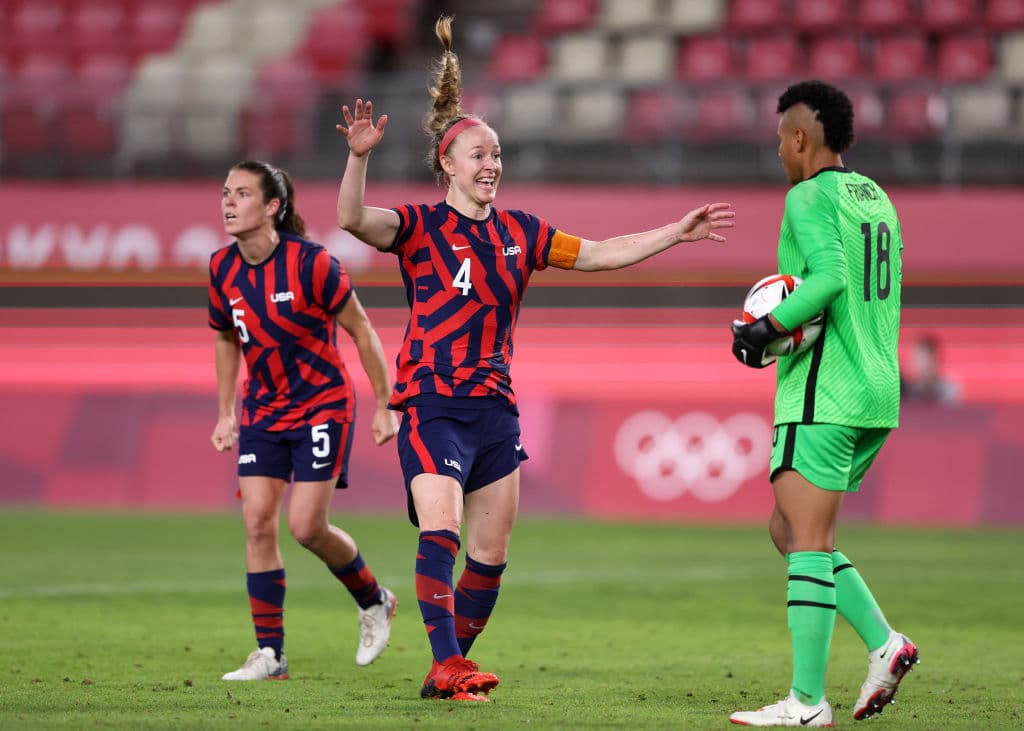 Estados Unidos luchó hasta el final y se lleva el bronce ante la escuadra de Australia 4-3. De la mano de Megan Rapinoe, quien anotó doblete, y de Carli Lloyd, quien también sumó dos tantos, logran subir al podio en los Juegos Olímpicos de Tokyo 2020. Alex Morgan salió lesionada del encuentro.