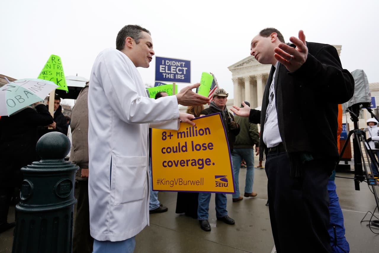 Devon Fagel, médico y sobreviviente de cáncer, explica argumentos a favor de Obamacare a Phil Kerpen, quien es parte de una protesta del Tea Party contra la ley de salud, delante del edificio de la Corte Suprema en Washington el 4 de marzo , 2015. El Supremo estadounidense ratificó la legalidad de los subsidios fiscales para ayudar a las personas a pagar por sus seguros.