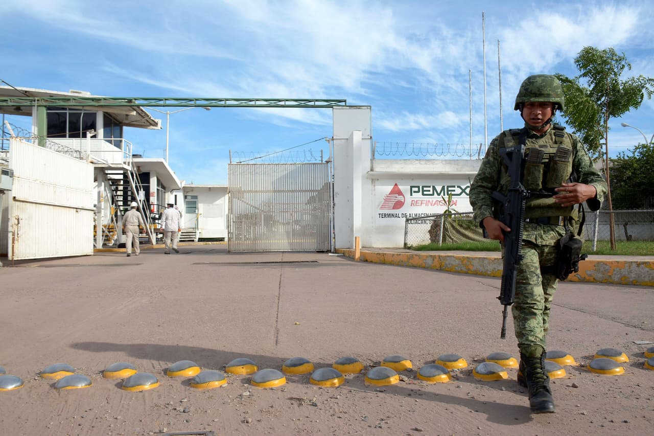El plan para combatir el 'huachicoleo' prevé que 4,000 elementos de la Secretaría de la Defensa Nacional y de la Marina resguarden 58 instalaciones estratégicas de Pemex, entre ellas seis refinerías, 39 terminales de almacenamiento y despacho, 12 estaciones de rebombeo y el control de ducto. Este lunes se sumaron 900 nuevos efectivos.