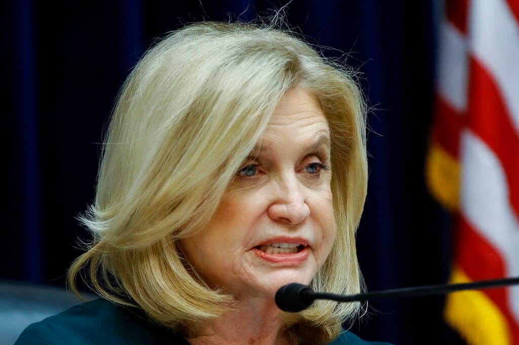 La representante demócrata Carolyn Maloney habla a sus seguidores tras perder la elección especial por el distrito 12 de Nueva York.