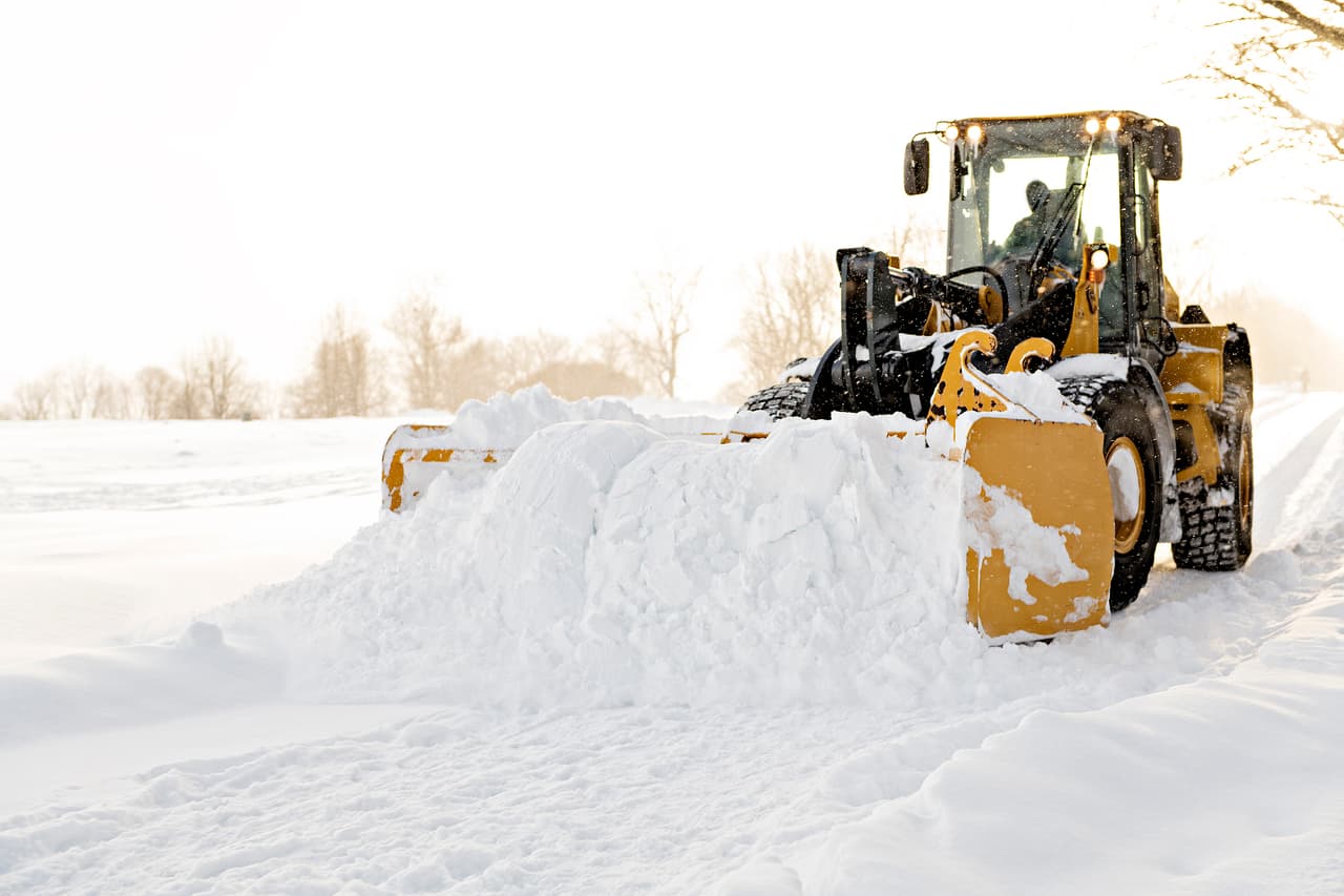 <h3 class="cms-H3-H3">23. Comience un negocio que se dedique a quitar la nieve</h3>
<br>
<br>Si usted vive en una región donde el invierno se pinta de blanco, puede que sea una manera relativamente sencilla (eso sí, temporal) para ganar dinero. Si tiene usted un soplador o arado de nieve, puede ofrecerle a otras personas limpiar sus calles después de esas duras nevadas. El sitio HomeAdvisor calcula que puede ganar entre $25 y $75 por hora. 
<br>