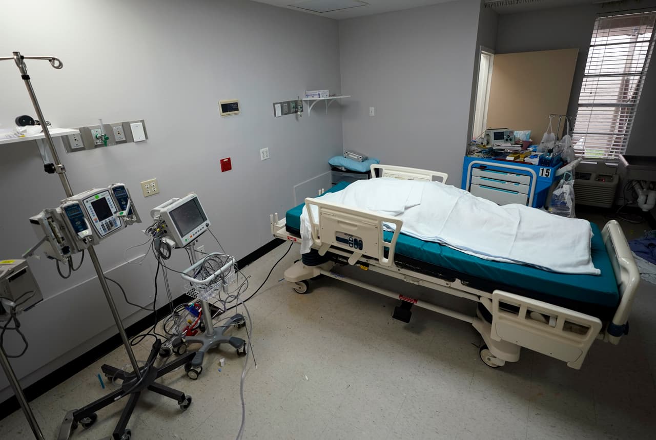 El cuerpo de una paciente que falleció dentro de la unidad de covid-19 en el hospital. "La gente necesita ver esto para poder entender y no hacer cosas estúpidas", dijo Varon en referencia a una mujer hispana de 66 años que falleció de covid-19 después de asistir al funeral de su esposo sin mascarilla u otras protecciones.