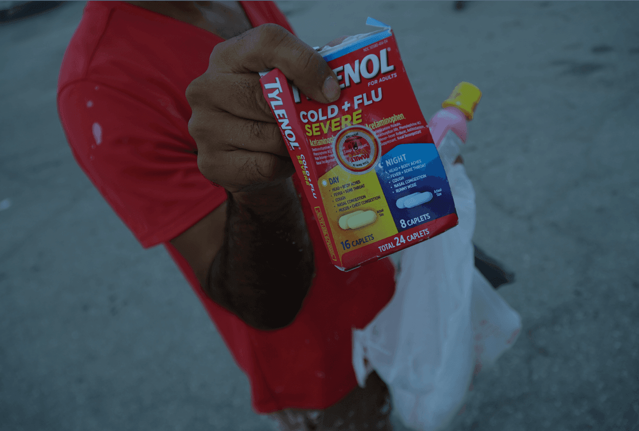 <i>Un trabajador de restauración de desastres tiene en su posesión medicinas de farmacia sin receta mientras espera ser contratado en Fort Myers, Florida después del huracán Ian en noviembre del 2022.</i>