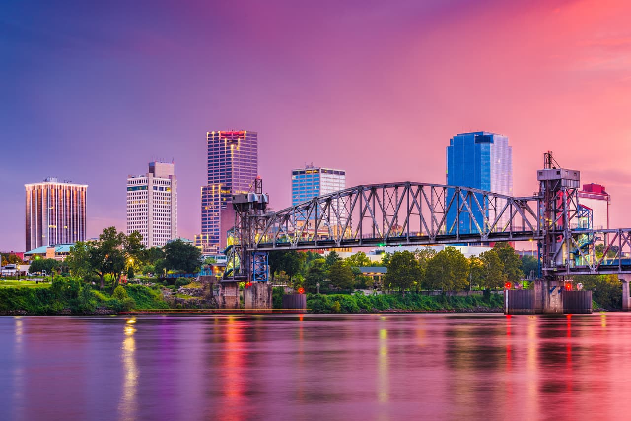 <h3 class="cms-H3-H3">7. Arkansas</h3>
<br>
<br>💉 
<b>Esperanza de vida al nacer (2020): </b>73.8 (empate).
<br>
<br>💉 
<b>Modificación con respecto a 2019 (en años): </b>-1.9
<br>
<br>💉 
<b>Población sin seguro médico: </b>8.3%
<br>
<br>💉 
<b>Población total:</b> 3,011,873
<br>