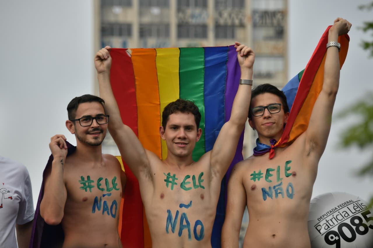 Bolsonaro se proclama como el “salvador de Brasil” con un programa ultraconservador en las costumbres y ultraliberal en lo económico. Defiende un retorno a los valores tradicionales para combatir “los excesos de una izquierda que sólo ayuda a los vagos”, ha dicho en diversas ocasiones para referirse a las minorías representadas por el movimiento negro, el indígena, y colectivos feministas y LGBT. Grandes manifestaciones contra Bolsonaro han sido organizadas en todo el territorio brasileño. Protestan unidos por la consigna ‘Ele Nao’ ('Él no', en portugués).
