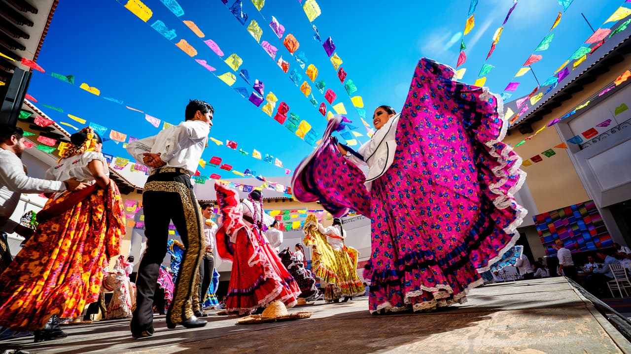 <b>Puesto 3. México</b>
<br>
<br>En el vecino del sur de Estados Unidos los gastos de una familia están estrechamente ligados al estilo de vida que escojan. En general, una pareja puede vivir bien con alrededor de 2,000 dólares al mes, con lo que cubriría vivienda, transporte, atención médica, servicios públicos y alimentos. Por supuesto, los lugares turísticos o muy concurridos son más caros.
<br>
<br>México destaca por su cercanía, su clima, tiene todos los servicios necesarios, buenas carreteras y su facilidad migratoria. Para obtener la residencia temporal debe tener un ingreso mensual de alrededor de 2,100 dólares mensuales al mes.
<br>