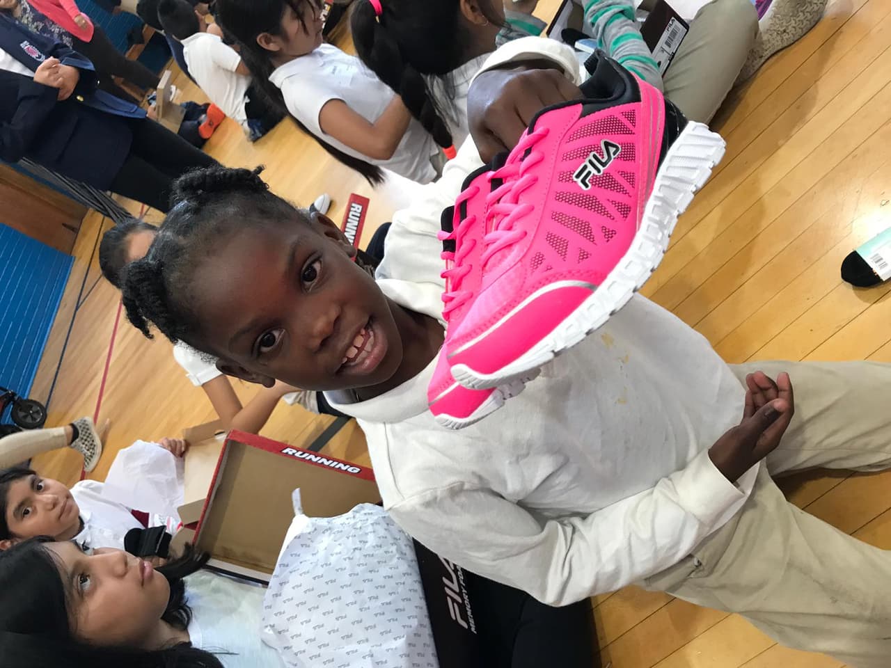 Los estudiantes fueron medidos para encontrar el par de zapatos perfectos para ellos.