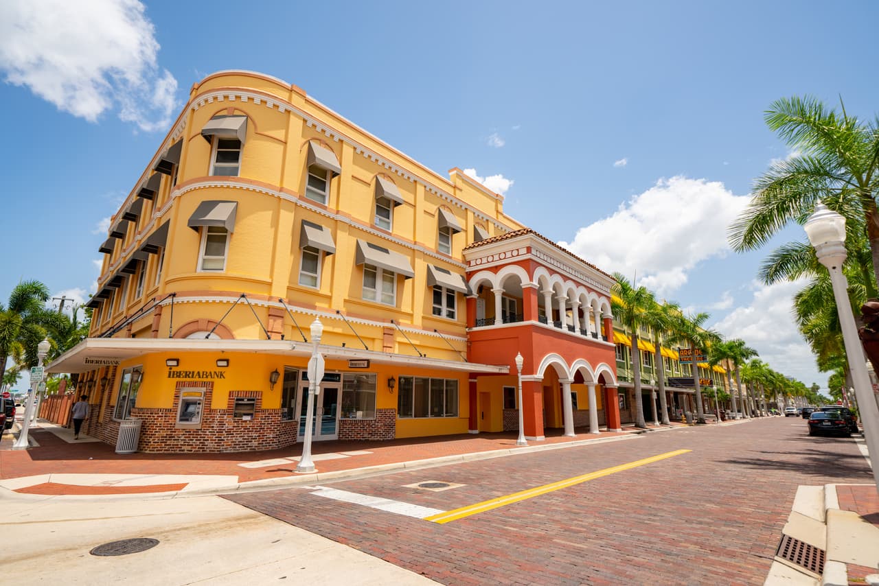 <b>Puesto 3. Fort Myers, Florida</b>
<br>
<br>Población del área metropolitana: 737,468 habitantes.
<br>
<br>Precio promedio de la vivienda: 277,900 dólares.
<br>
<br>Salario promedio anual: 45,300 dólares
<br>
<br>Migración neta entre 2015 y 2019: 11.2%.
<br>
<br>Esta atractiva ciudad para los nuevos residentes ha estado entre los tres primeros puestos de esta lista en los últimos tres años.
<br>