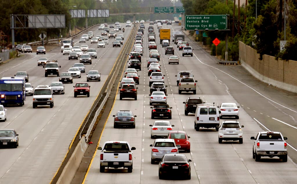 Del total de viajeros, 
<b>48.7 millones lo harán a través de carretera</b>, principalmente en sus automóviles, mientras que 4.51 millones lo harán vía aérea y 1.43 millones a través de otros medios de transporte.