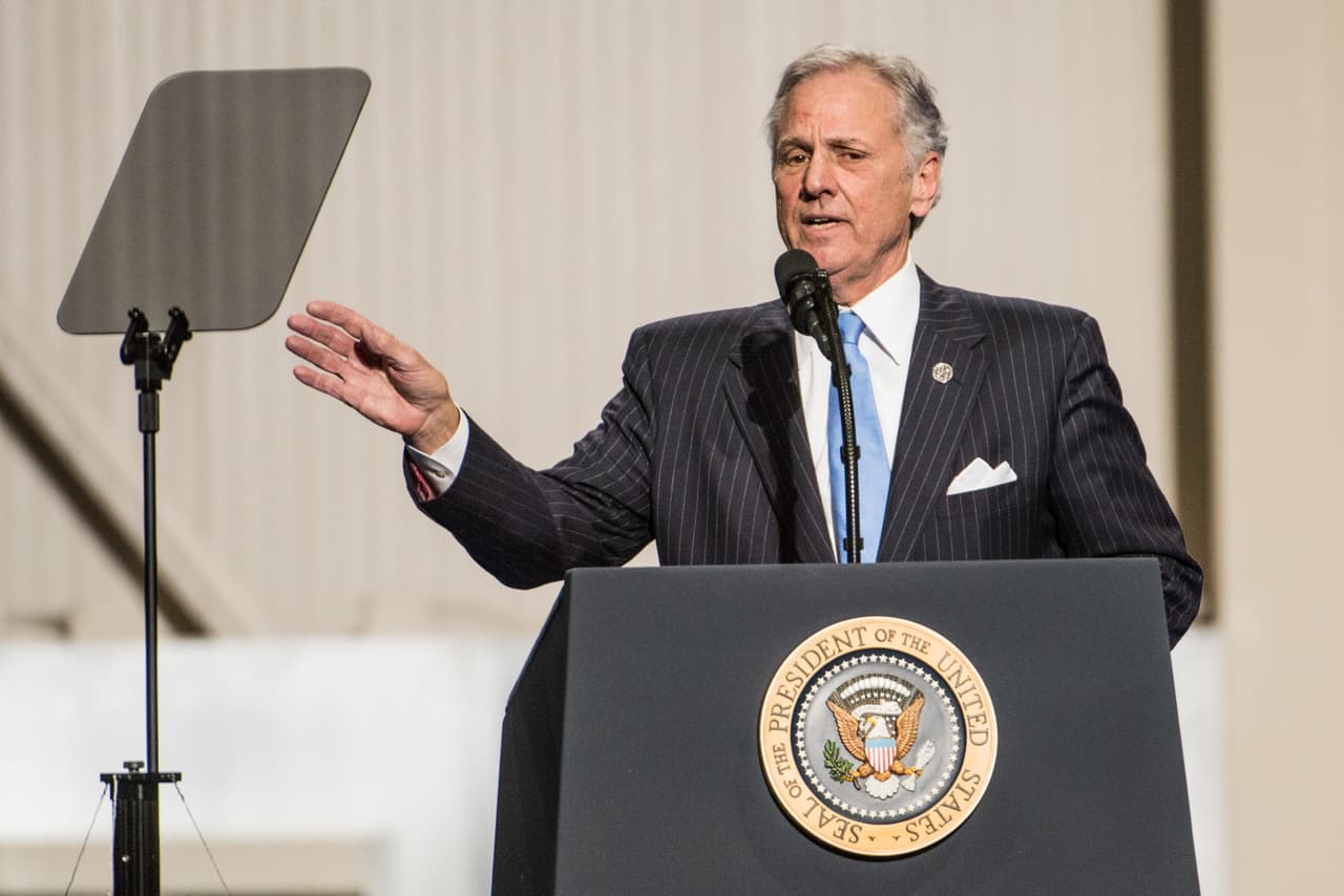 ✅ 
<b>Missouri |</b> FEMA informó el 16 de agosto que había aprobado los fondos a este estado. En la imagen, su gobernador, el republicano Mike Parson, en una conferencia de prensa en mayo del año pasado.
<br>
<br>El asunto del subsidio por desempleo en específico fue uno de los más espinosos en las entrampadas negociaciones entre la Casa Blanca y los líderes republicanos y demócratas en el Congreso.
<br>
<br>Los demócratas querían extender hasta inicios del próximo año los $600 semanales aprobados dentro del masivo paquete acordado en marzo. Pero los republicanos buscaron reducirlos a $200 semanales por un par de meses, mientras los estados ponían en pie un esquema para dar el equivalente al 70% de los salarios que tenían las personas desempleadas antes de perder sus trabajos.