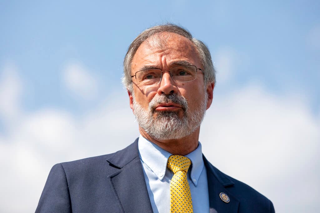 <h3 class="cms-H3-H3">Andy Harris (Maryland)</h3>
<br>
<br>Harris, el único republicano en la delegación de ocho miembros de la Cámara de Representantes de Maryland, ha sido miembro del Freedom Caucus y un aliado cercano del representante Jim Jordan de Ohio. Esta vez sin embargo ambos representantes difieren en quien debe ser el próximo presidente de la Cámara.