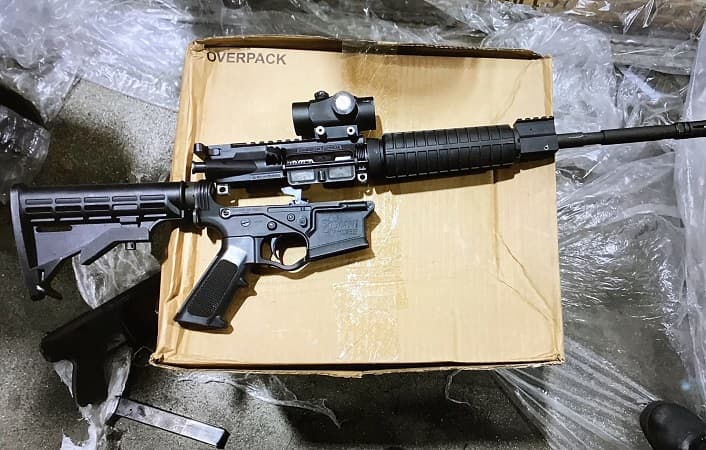 Los oficiales decomisaron dos armas, que estaban listadas como juguetes.