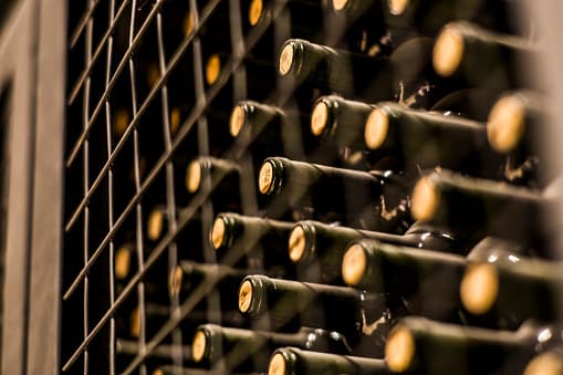 <b>Las bebidas alcohólicas.- </b>Este tipo de líquidos son permitidos siempre y cuando no sean hechos en un proceso artesanal y cuenten con una etiqueta clara y detallada del contenido. Asimismo, en el caso de los destilados solo se podrá ingresar un máximo de 100 onzas (tres litros) y en el caso de los vinos hasta 1.5 galones (seis litros).