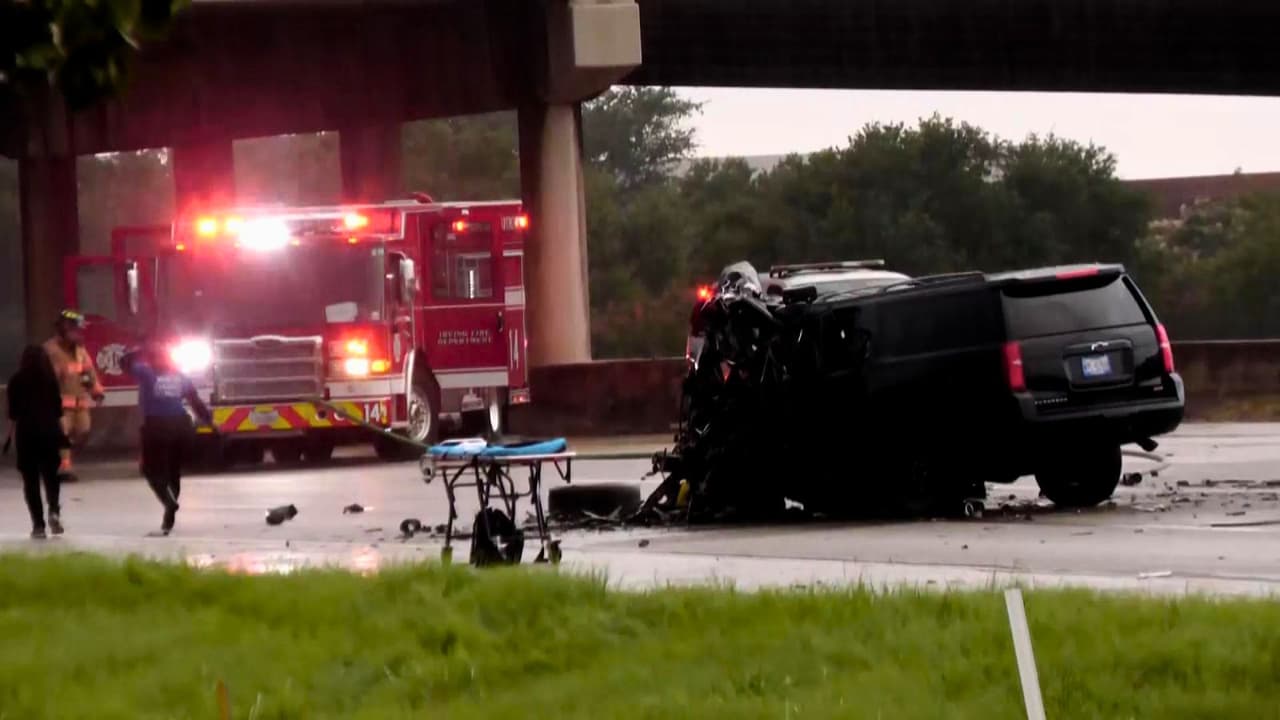 Dos personas murieron la madrugada de este lunes en
<b> un accidente frontal provocado por un conductor que iba en sentido contrario</b> por la autopista 114, cerca de una de las entradas 
<a href="https://maps.app.goo.gl/f7JXP1bo99yr6rev7" target="_blank">al Aeropuerto Internacional de Dallas-Fort Worth (DFW)</a>, según confirmaron autoridades de Irving.