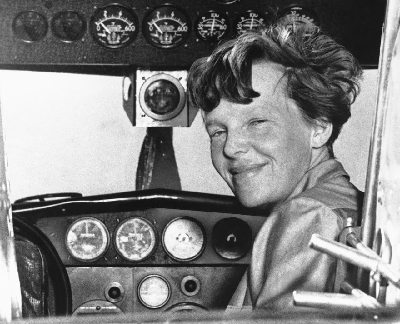 La versión oficial dice que en ese trayecto hacia la Isla Howard se quedaron sin combustible y sin comunicación, y se estrellaron en el mar. Pero ahora, 80 años después, esta foto borrosa que estuvo olvidada en los archivos nacionales de EEUU, arriega que no se estrelló en el mar sino que fue apresada por japoneses y que posiblemente pudo morir cautiva.