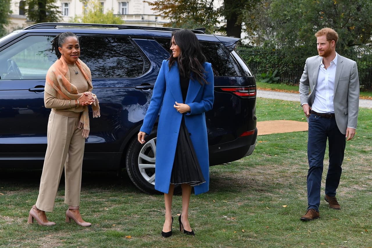 Además de ser el debut de Meghan como anfitriona, también es el primer evento público de Doria como madre de la duquesa. 
<br>