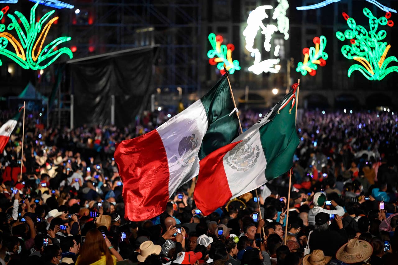 La Plaza de la Constitución estuvo prácticamente repleta para celebración del Día de Independencia de México que tradicionalmente tiene lugar el día 15 de septiembre, aunque el alzamiento con el que se encendió la gesta independentista ocurrió un 16 de septiembre de 1810. México consiguió su independencia 11 años más tarde.