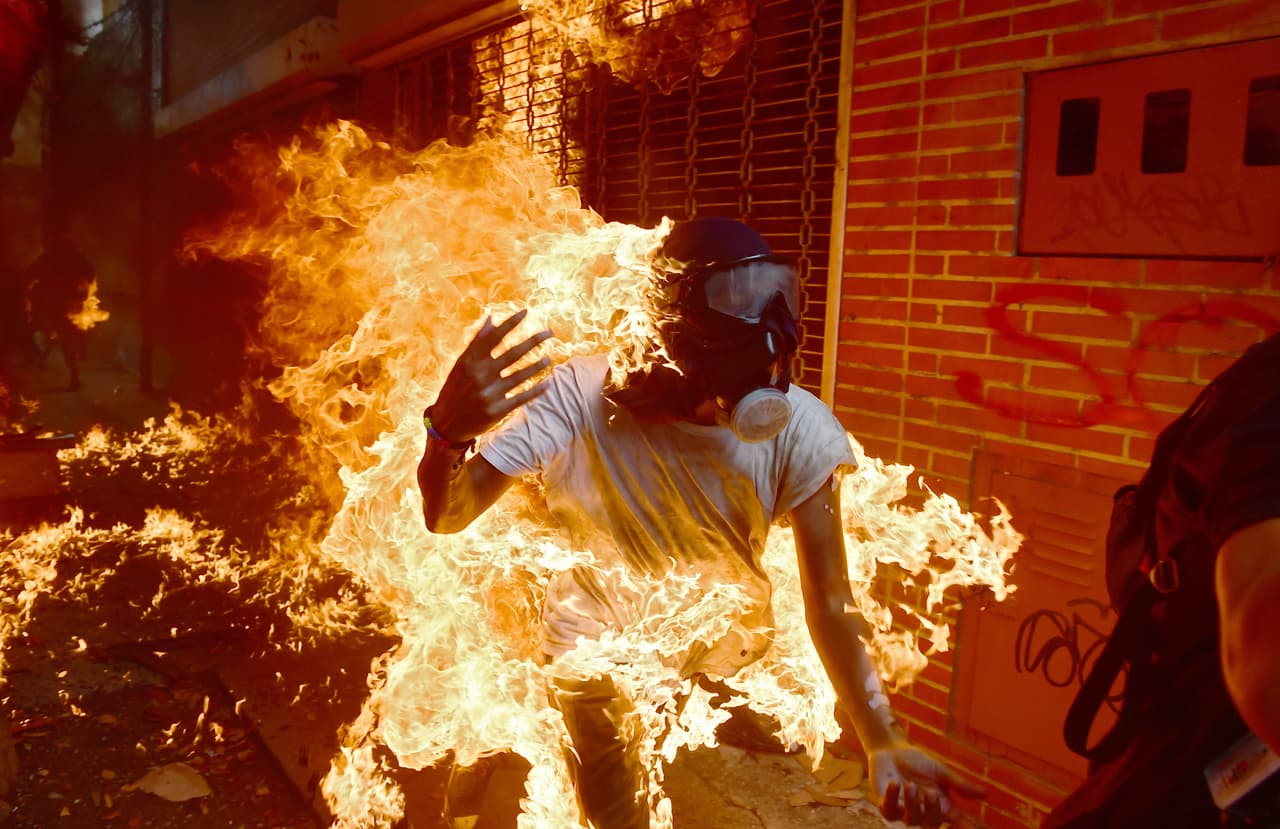 <b>Protestas y más protestas:</b> Las protestas en las calles contra el régimen de Nicolás Maduro fueron una constante en la última parte de la década. En 2016 un millón de venezolanos huyeron del país. Desde 2013 se registraron en Venezuela más de 50,000 protestas.