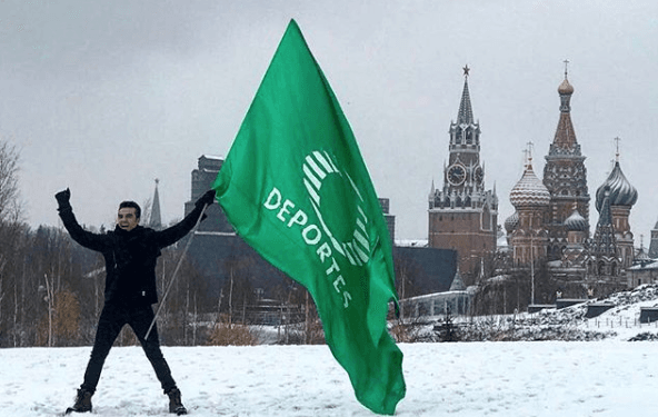 Aunque los doctores le recomendaron total reposo por lo que se quedaría fuera del equipo que cubriría el Mundial de fútbol 2018 en Rusia, el comediante sorprendió a sus fans con su presencia en el evento, a unos días de su salida del hospital.