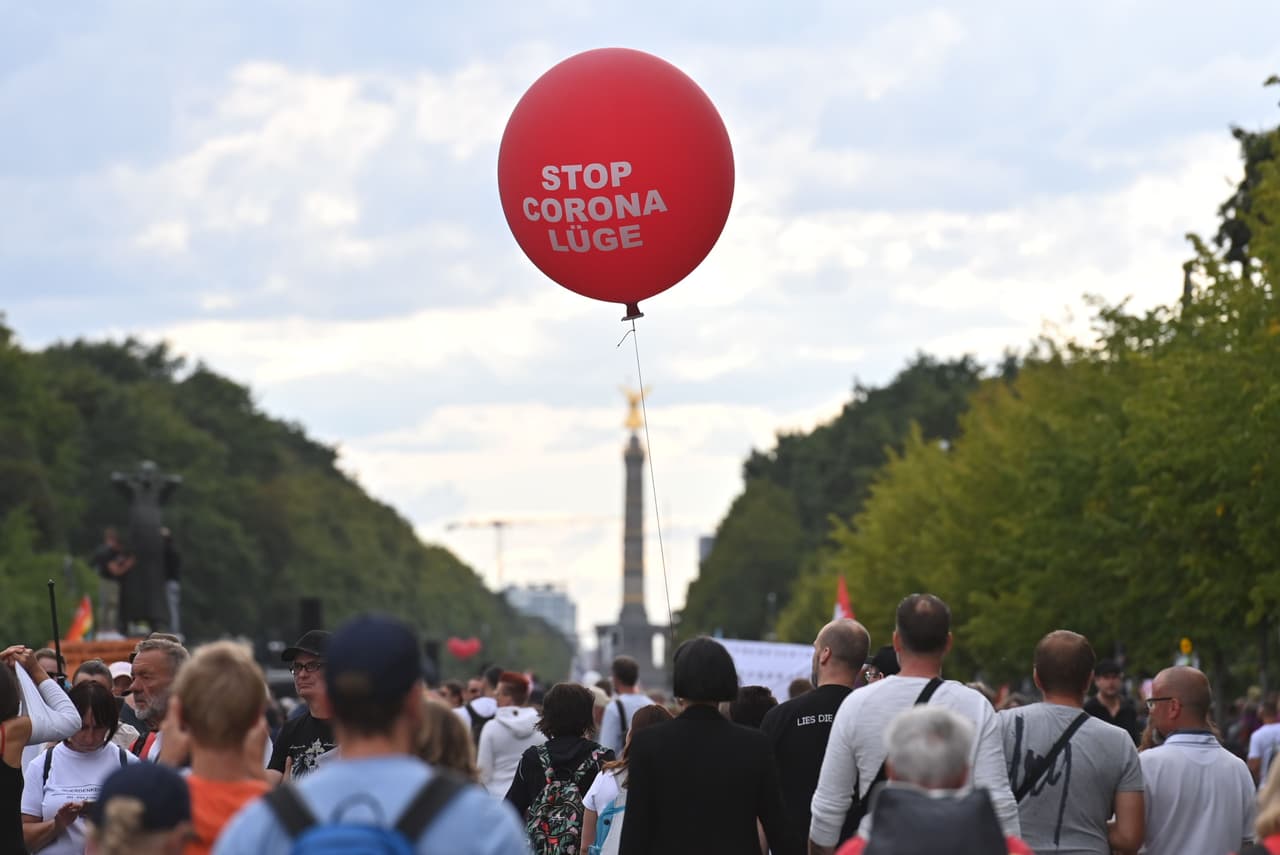 Merkel anunció el viernes nuevas restricciones para viajeros y multas para quienes no porten mascarillas, entre otros. El sábado, manifestantes expresaron su descontento con las medidas de distanciamiento social y el gobierno en general. Uno de ellos portaba un globo rojo con el mensaje "Detengan la mentira del coronavirus".