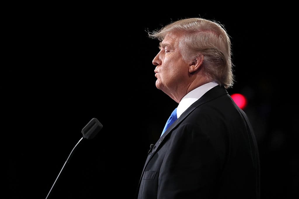 <b>¡Qué fuerte respiras, Trump! - </b>Durante el primer debate presidencial y posteriores, Trump respiraba fuertemente durante sus intervenciones al punto que el exgobernador de Vermont, Howard Dean cuestionó en un tuit si Trump "era un consumidor de cocaína". Criticado por varios medios Dean -quien es doctor- aseguró que no tenía pruebas de ello pero que "algo raro" estaba pasando con Trump, quien ya se había mostrado bastante inestable.