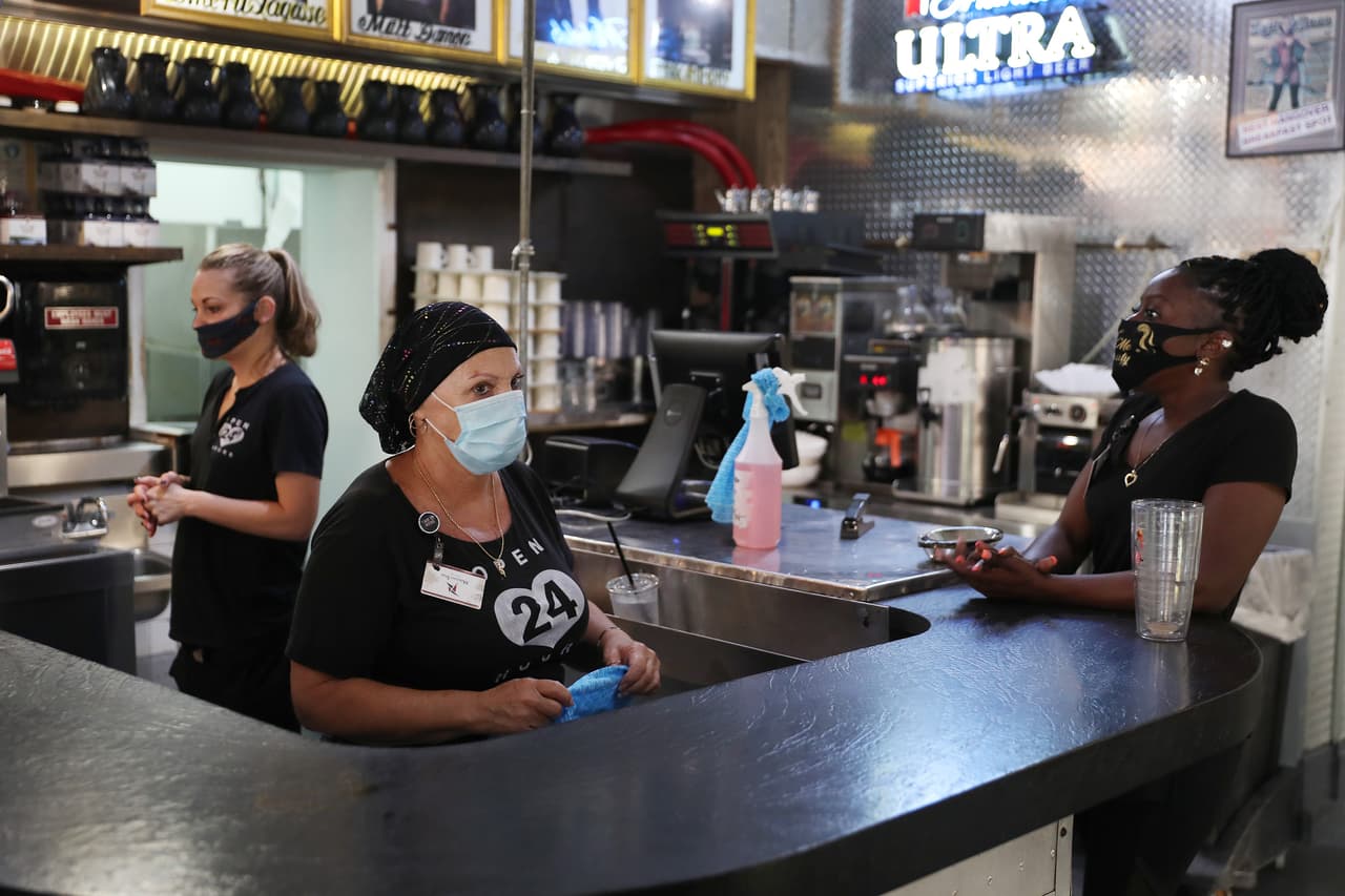 Las máscaras deben usarlas dentro de todos los establecimientos o negocios, tanto clientes como empleados.