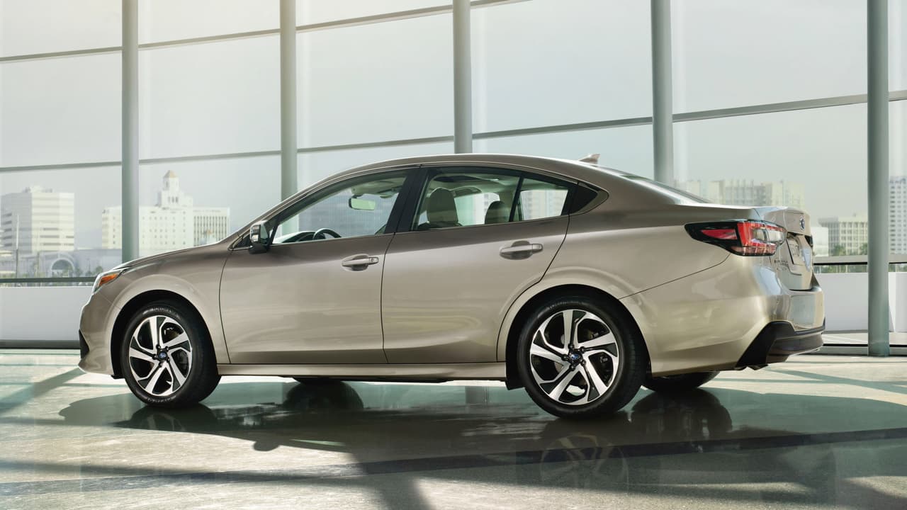 Lo anterior no quiere decir que Subaru no haya actualizado el diseño del Legacy 2020. Las lineas del nuevo modelo son 
<b>más suaves y lucen más orgánicas y fluidas</b>, como esculpidas por el viento y menos pensadas que las del modelo anterior. Pero son definitivamente una variación del mismo tema. Los partidarios del modelo anterior se van a sentir en casa con el nuevo diseño.
<br>
<br>Debajo del capó sin embargo si hay cambios drásticos. Mientras que el motor básico sigue siendo el 4 cilindros 'boxer' (pistones opuestos horizontalmente) de 2.5 litros de 
<b>182 caballos de fuerza</b> y 
<b>176 lbs-pie de torque</b>, mientras que la opción 'poderosa' cambia del antiguo 6 cilindros en línea a un nuevo 4 cilindros de 2.4 litros también 'boxer' pero turbo alimentado, produciendo 
<b>260 caballos de fuerza</b> y 
<b>277 lbs-pie de torque</b> con aceleración 0-60 mph en 6.1 segundos. La transmisión es continua variable para ambos motores y la 
<b>tracción integral simétrica es estándar </b>para todas las versiones.