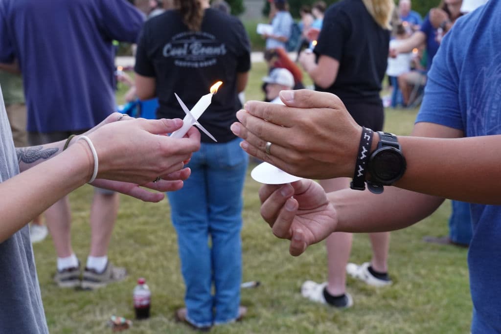 Cientos de personas llevaron velas que encendieron antes del anochecer, en recuerdo de las víctimas del 
<b>tiroteo mortal en la Apalachee High School</b>.