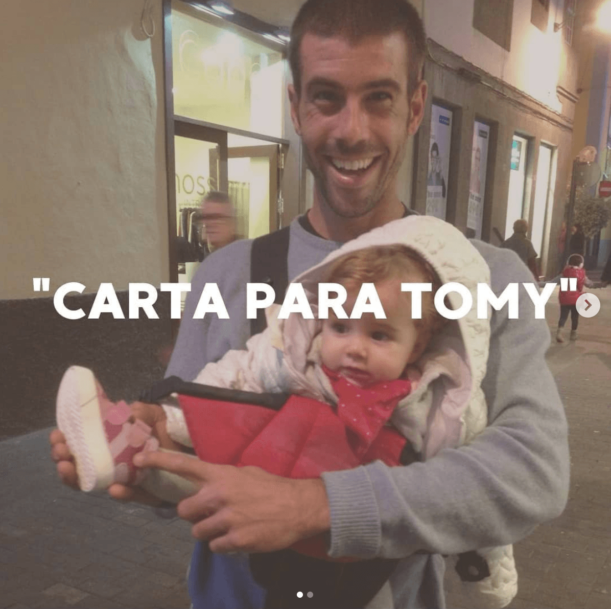Con un tono de súplica, Zimmerman escribe una carta a Gimeno en la cuenta @ bringbackhomeannaandolivia en la que le pide “pensar con el corazón y no con la mente” y le asegura a su expareja que, si bien lo suyo no funcionó, ella sabe que él solo quiere lo mejor para las 
<a href="https://www.univision.com/temas/menores-de-edad">niñas</a>. 
<b>“Sé que jamás les harás daño (…) eso nunca lo he puesto en duda”</b>, escribió. 
<br>