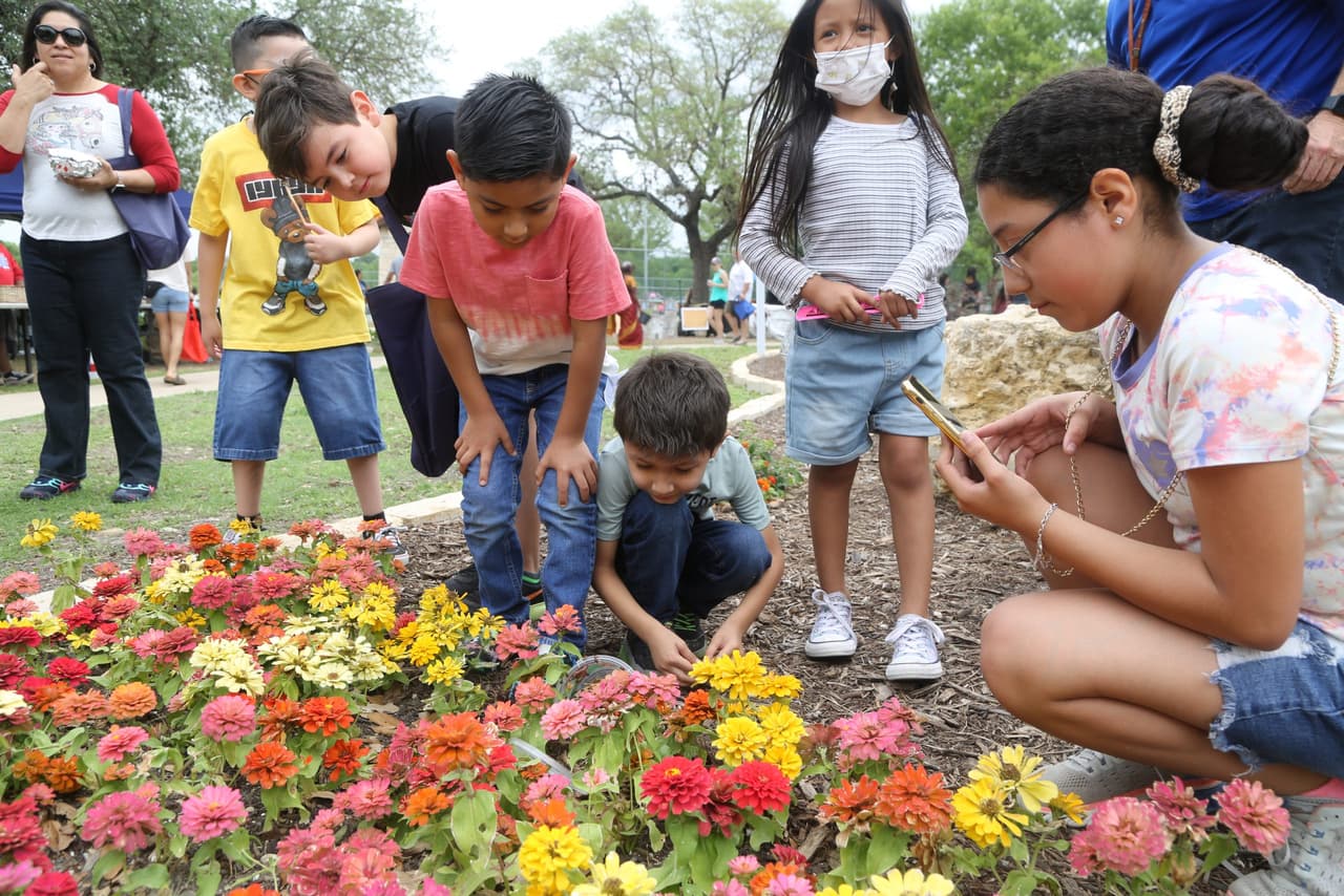 <h2 class="cms-H2-H2">San Antonio Earth Day 2023</h2>
<br>
<ul>
 <li class="li1">Cuándo: 26 de abril</li>
</ul> 
<ul>
 <li class="li1">Hora: 10:00 horas - 14:00 horas</li>
</ul> 
<ul>
 <li class="li1">Dónde: Woodlawn Lake Park</li>
</ul> 
<ul>
 <li class="li1">Qué es: Más de 50 organizaciones ambientales, actividades familiares y adopción de árboles permitirán conectar con representantes locales sobre medio ambiente.</li>
</ul> 
<ul>
 <li class="li1">Costo: Gratis</li>
</ul>