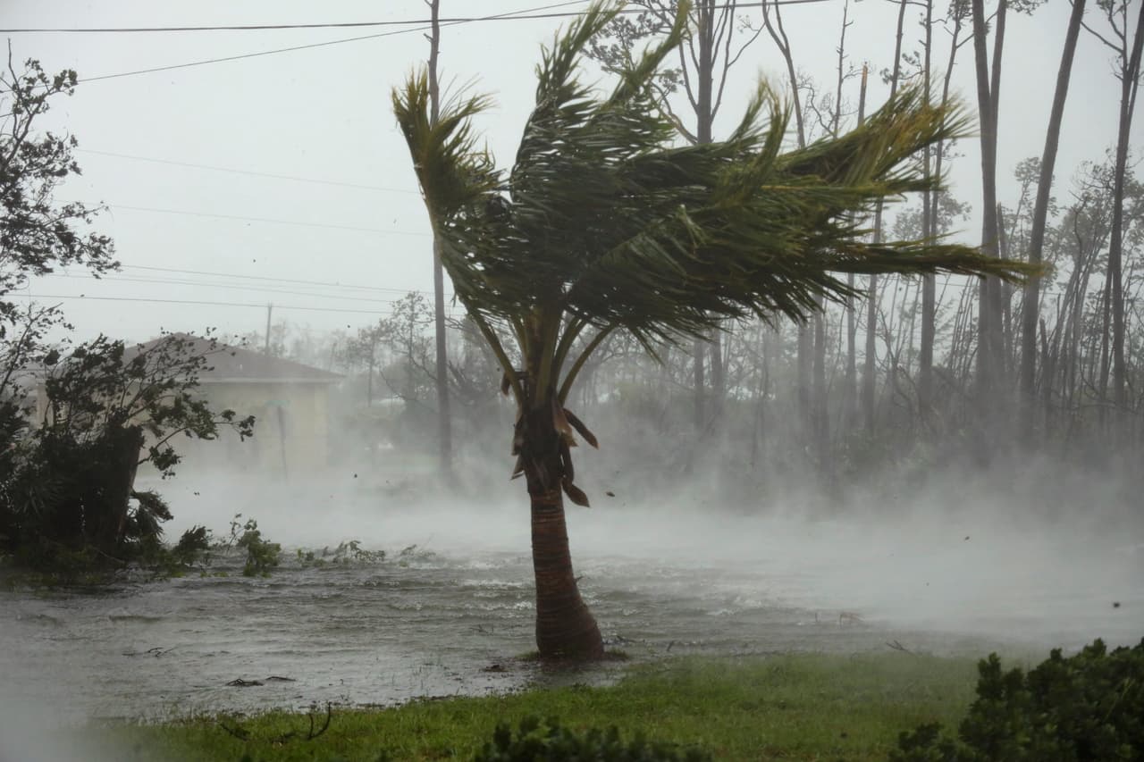 Una carretera se inunda durante el paso del huracán Dorian en Freeport, el lunes 2 de septiembre de 2019. El huracán azotó con fiereza las Bahamas el lunes obligando incluso a los equipos de rescate a refugiarse hasta que pasara la embestida. La noche de este lunes sus vientos se debilitaron ligeramente a 120 millas por hora (193 kilómetros por hora), con rachas más fuertes, desde 130 mph (209 km/h).