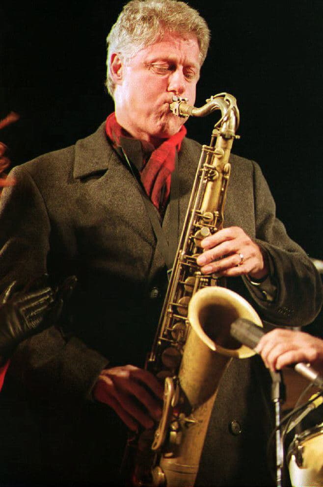 Bill Clinton ha ganado dos Grammy, pero el saxofón de la fotografía no tiene nada que ver con ello. Ganó los galardones por sus narraciones orales, una con la Russian National Orchestra, por la obra "Wolf Tracks and Peter and the Wolf", y otra por el audiolibro de su autobiografía, "My Life". Durante su gobierno, además del ya conocido escándalo de Monica Lewinsky, intentó mejorar el sistema de salud, pero la reforma no fue aprobada; apoyó el 
<a href="https://es.wikipedia.org/wiki/Protocolo_de_Kioto">Protocolo de Kioto,</a> medió en la guerra entre 
<a href="https://es.wikipedia.org/wiki/Conflicto_%C3%A1rabe-israel%C3%AD">Israel y de Palestina,</a> estuvo con las tropas en Kosovo y dirigió el 
<a href="https://es.wikipedia.org/wiki/Guerra_de_Kosovo">ataque militar de la OTAN</a>. Al salir de la Casa Blanca, dejó un superávit de US$559,000,000.