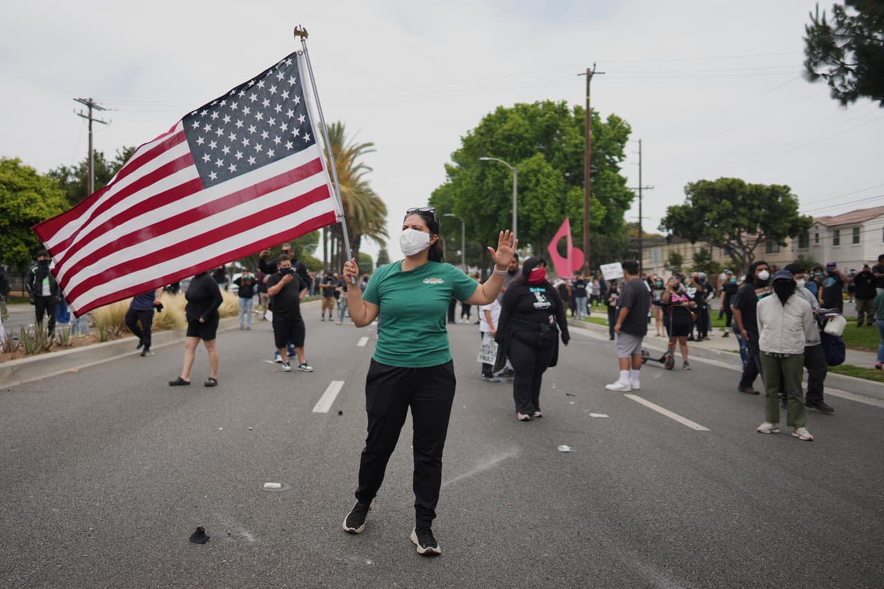 Desde temprano, decenas de personas se congregaron cerca de la cuadra 6400 de Alondra Boulevard, donde se desarrollaba la acción federal. 
<br>
<br>El 
<b>Departamento del Sheriff del Condado de Los Ángeles</b> (LASD) fue llamado alrededor de las 11:00 a.m. tras reportes de un grupo bloqueando el tráfico. 
<br>
<br>En un comunicado, la agencia aclaró que no participó en el operativo federal y que su intervención se limitó a tareas de control vehicular y de multitudes.
<br>
<br>(AP Photo/Eric Thayer)