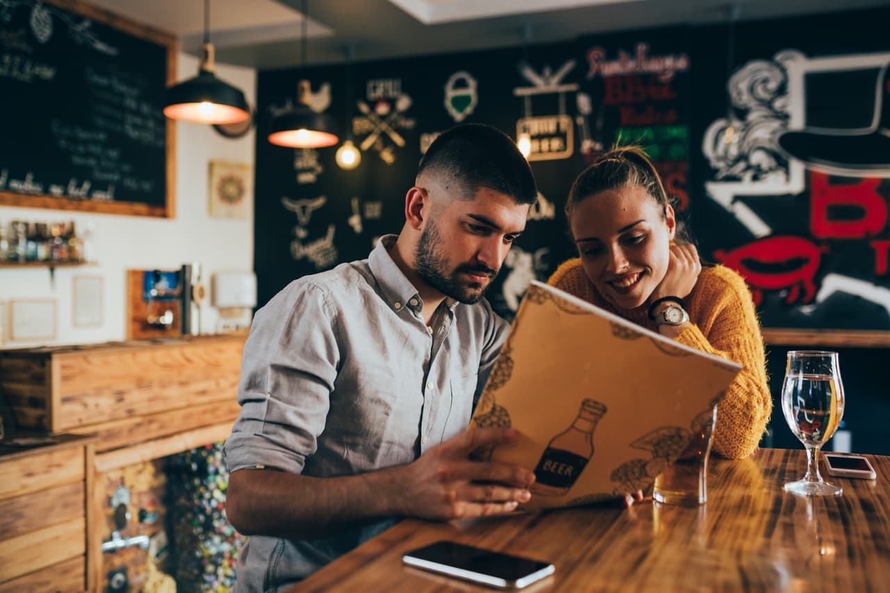 <b>Prohibición de cargos ocultos en restaurantes y tiendas( SB 478):</b> La ley prohíbe las tarifas “basura” y establece que los precios anunciados deben incluir todas las tarifas y cargos adicionales, excluyendo impuestos. Esto asegura transparencia en los costos finales. 
<a href="https://leginfo.legislature.ca.gov/faces/billNavClient.xhtml?bill_id=202320240SB478">Texto original</a>