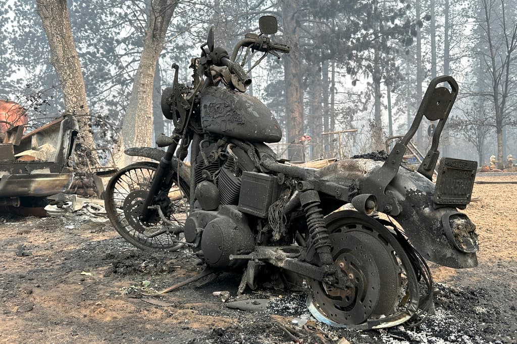 Los fuertes vientos no permitieron a los vecinos de Cohasset poner algunas de sus pertenencias, como esta motocicleta, a salvo.