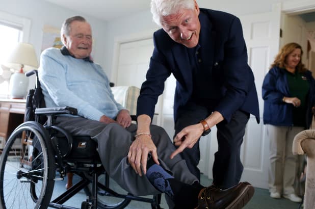 Si los vestía en público, los calcetines estarían mayormente tapados por el largo de los pantalones. Eso cambió cuando Bush comenzó a usar silla de ruedas en 2012 debido al parkinson vascular que padecía. En la foto, junto al expresidente demócrata 
<b><a href="https://www.univision.com/temas/bill-clinton" target="_blank">Bill Clinton</a></b> en junio pasado, Bush lo esperó con medias con la cara de Clinton y 
<b><a href="https://twitter.com/GeorgeHWBush/status/1011352833176850437" target="_blank">tuiteó</a></b>: 
<b>"Visita especial hoy de un gran amigo, y ahora, un autor muy vendido. Por suerte, tenía un par de calcetines de @BillClinton recién lavados para celebrar la ocasión".</b>