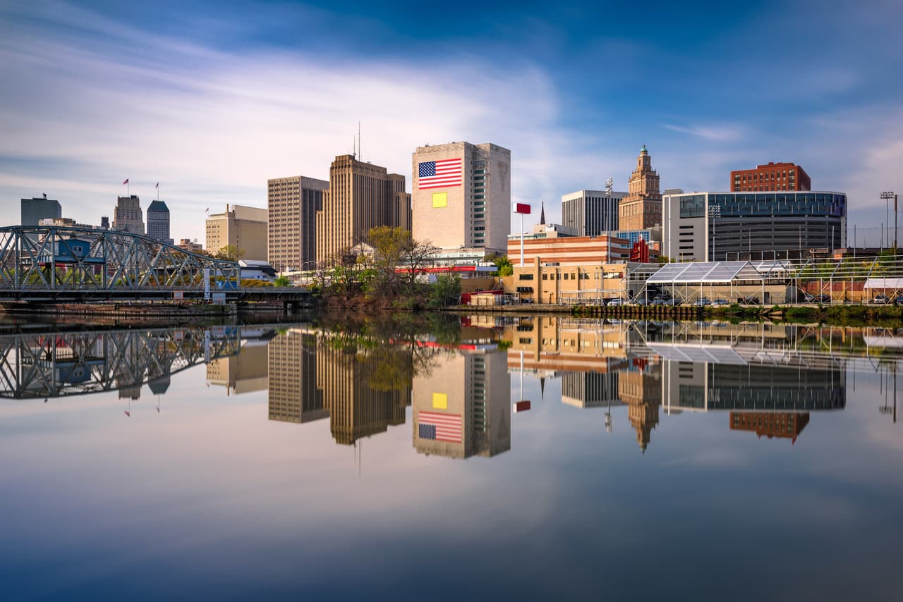 <b>Puesto 13. Newark, New Jersey</b>.
<br>
<br>Valor promedio de la vivienda en febrero de 2020: 300,250 dólares.
<br>
<br>Valor promedio de la vivienda en enero de 2021: 348,611 dólares. 
<br>
<br>Cambio bruto durante la pandemia: + 48,361 dólares.
<br>
<br>Porcentaje de cambio: 16.11%.
<br>