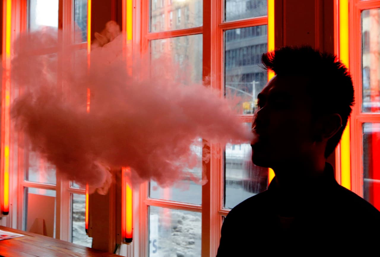 El gobierno de Trump planea prohibir la venta de cigarrillos electrónicos de sabores