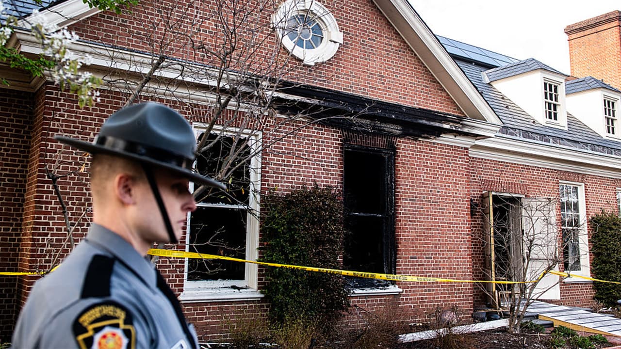 Un equipo multiagencial investigó el 
<b><a href="https://www.univision.com/local/philadelphia-wuvp/quien-intento-prenderle-fuego-al-gobernador-de-pensilvania-y-familia-busqueda-de-la-respuesta-fotos" target="_blank">atentado contra el gobernador Shapiro</a></b> y la búsqueda de la persona responsable comenzó la misma madrugada del domingo. Se ofreció 
<b>una recompensa de hasta $10,000</b> por información que llevara a su captura.