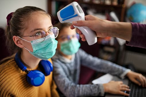 <b>EXAMENES DE SALUD</b>
<br>El distrito dijo que todos los empleados deberán completar un auto informe diario completando un Formulario de detección previa a la entrada en línea para verificar si no presentan síntomas y no han estado expuestos recientemente a alguien con COVID-19.
<br>
<br>El distrito exige que todas las familias realicen una evaluación diaria de sus hijos en casa, antes de que sus hijos se vayan a la escuela. Esto implicará tomar temperaturas, 
<a href="https://www.univision.com/local/philadelphia-wuvp/importante-reconocer-los-sintomas-del-coronavirus-video">monitorear los síntomas de COVID-19 </a>y la exposición reciente a alguien diagnosticado con COVID-19.
<br>