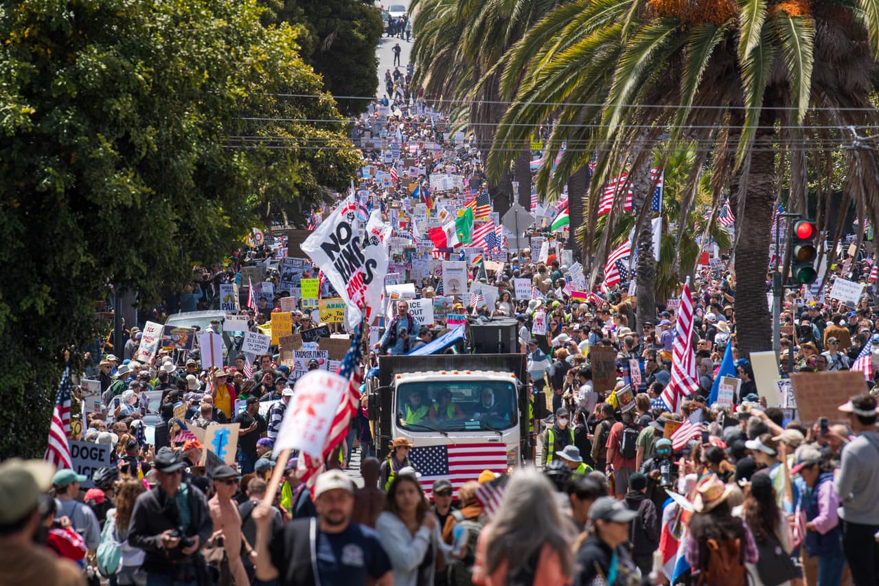 Miles de personas marcharon en 
<b>San Francisco, Oakland y San José </b>este sábado como parte de las protestas “No Kings” contra las políticas de Trump y el uso de ICE en las redadas migratorias.
