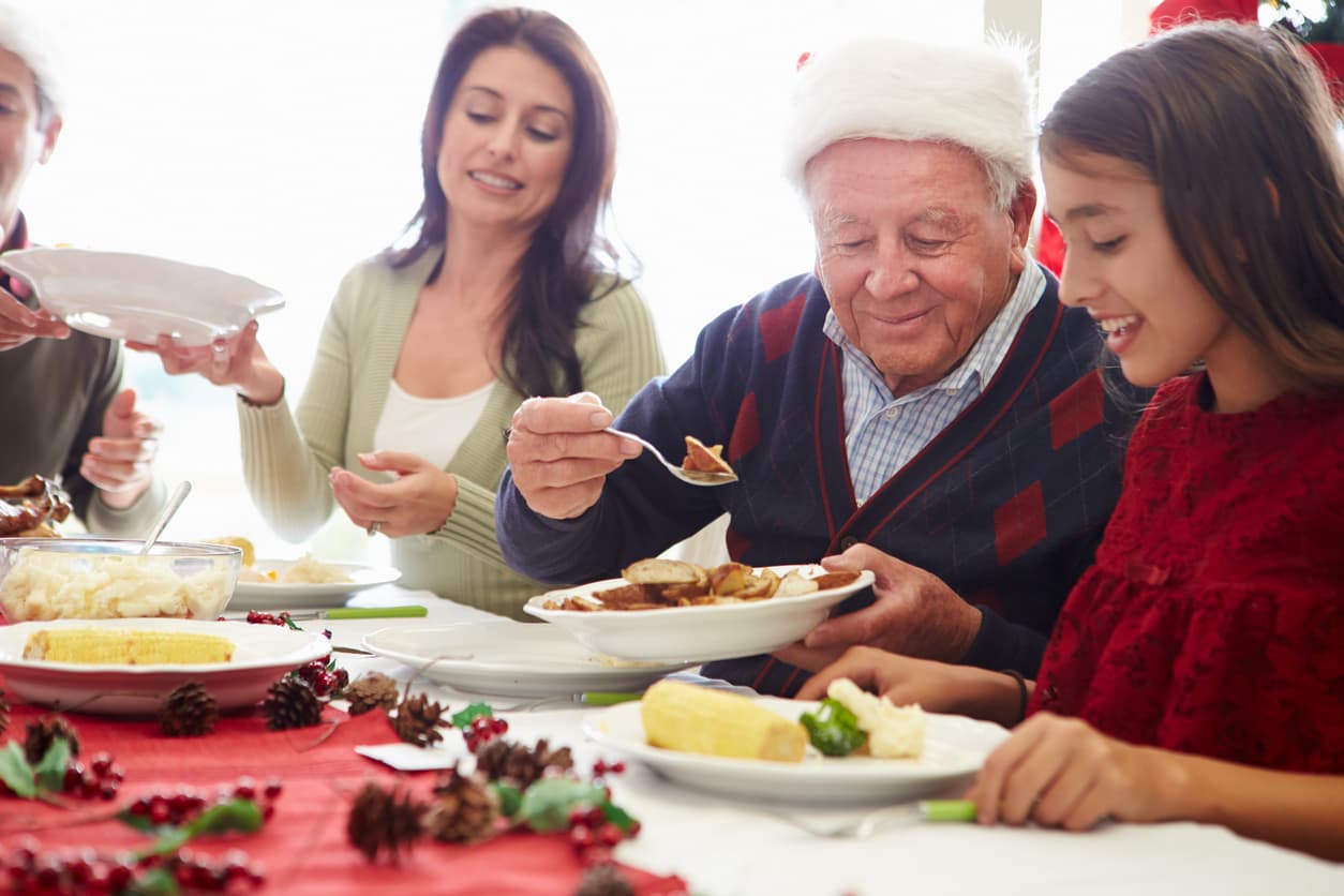 <b>Cenas de temporada con la familia extendida - Riesgo medio a alto</b>
<br>Por supuesto, sentarse a una gran comida de Acción de Gracias con la familia inmediata es una receta maravillosa para pasar un buen rato, pero invitar a miembros de la familia extendida podría ser arriesgado.
<br>