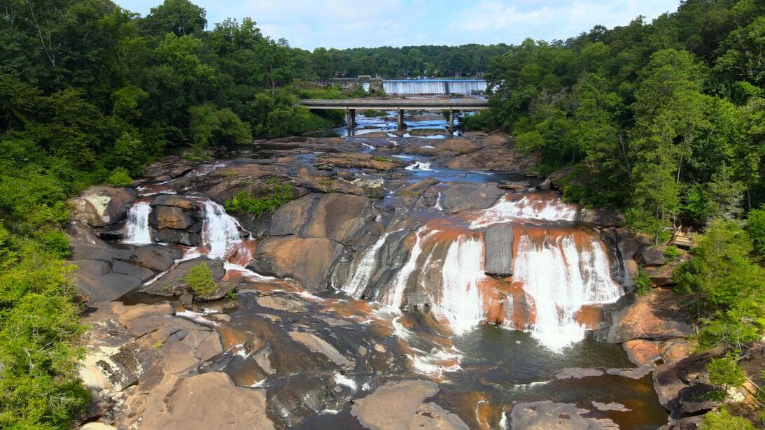 Este destino 
<a href="https://www.univision.com/local/atlanta-wuvg/high-falls-state-park-cascada-mas-alta-georgia-atlanta-fotos"><b>destaca entre los favoritos para caminar, pescar y vivir aventuras al aire libre durante el verano</b></a>.